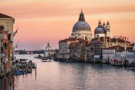 Privater Ausflug: Fahrt auf dem Canal Grande in Venedig am Abend