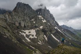 カズベギ - チャウキ峠への 1 日トレッキング プライベート ツアー 3341 m