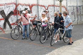 Liten grupp Berlinmurens cykeltur