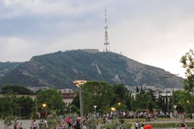 Cena en el complejo de restaurantes Funicular en el parque Mtatsminda de Tbilisi