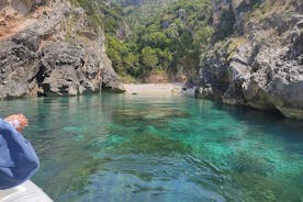 Bateau privé Grama Bay et explorations des grottes de la mer Ionienne