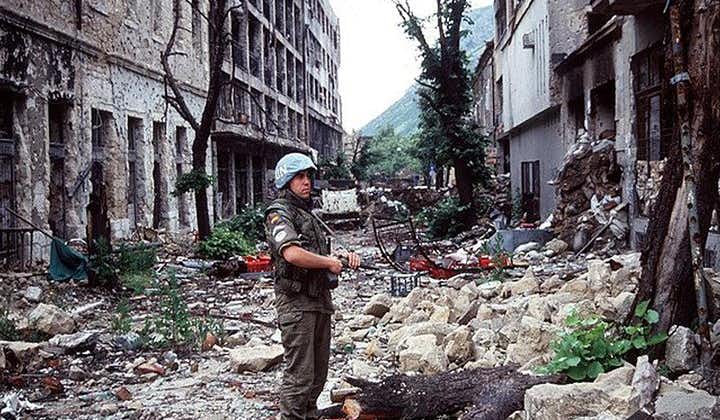 Jugoslaviens opløsning og krigen i Mostar: Life Under Siege
