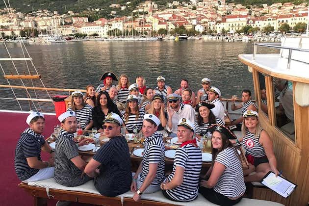 クロアチアの島々をボートで巡る 7 日間のガイド付きツアー