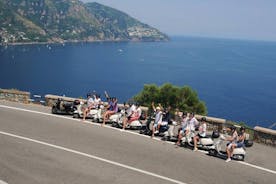 Tour privado de día completo por la costa de Amalfi en Vespa