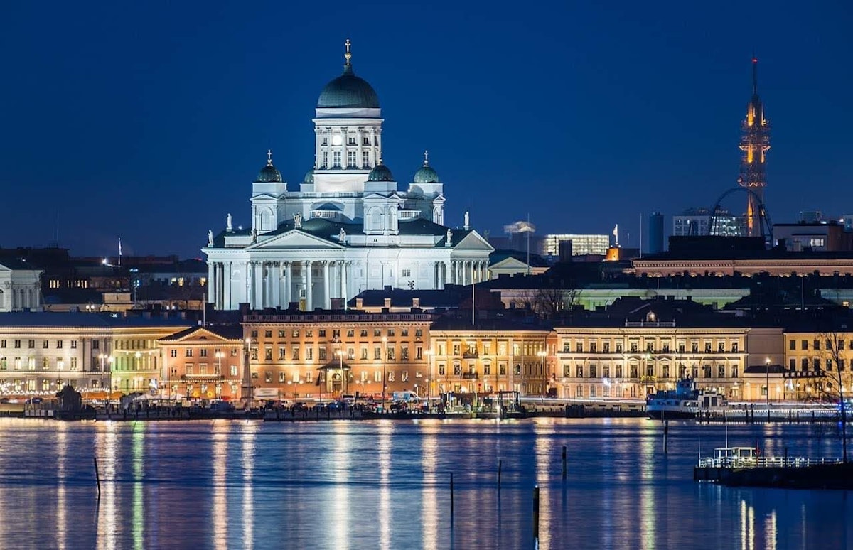 Хельсинки. Фото Хельсинки Финляндия сейчас. Луна над Хельсинки фото.