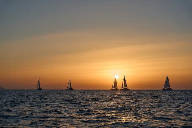 Santorin Oia : croisière de luxe en catamaran au coucher du soleil avec barbecue/boissons