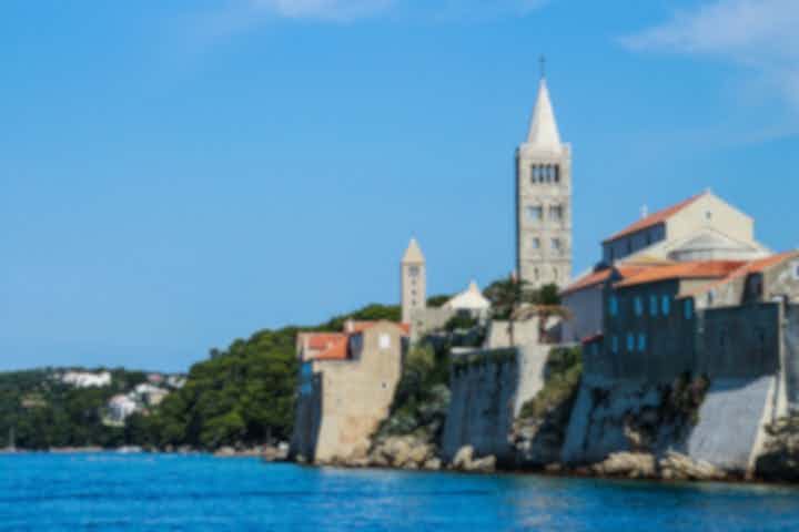 Hoteller og overnatningssteder i byen Rab, Kroatien