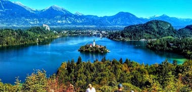 Slovenian kohokohdat - Bled-järvi, Postojnan luola ja Predjaman linna Ljubljanasta