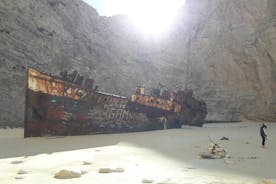 Dal porto di St Nikolaos: crociera in barca alla spiaggia del naufragio del Navagio e grotte blu
