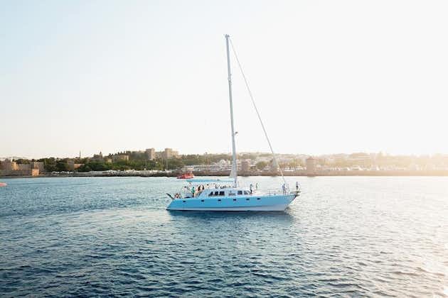 Sailtrip privé d'une journée en catamaran de Rhodes à la plage de Tsampika via Anthony Quinn