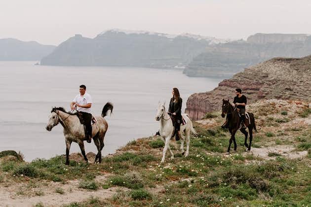 圣托里尼：在火山口悬崖上骑马