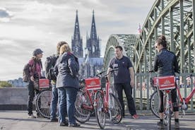 Liten gruppe sykkeltur i Köln med guide