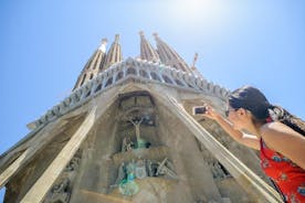 Barcelonan sähköpyörän pienryhmäkierros Skip-the-Line Sagrada Familialla