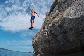 Psicobloc à Split et saut depuis une falaise