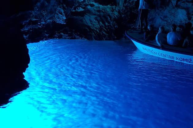 TrogirとSplitからのユニークな青い洞窟と5つの島のツアー