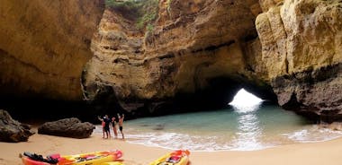  前往 Benagil 和 Marinha 洞穴的皮划艇之旅 - 从 Benagil 海滩出发