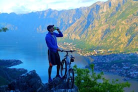 Mountainbiken auf der Halbinsel Vrmac - Panoramablick auf die Bucht von Kotor
