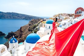 Servizio fotografico privato con abito volante a Santorini