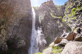 Excursion d'une journée à Kazbegi - Randonnée à la cascade de Gveleti et à Gergeti, Ananuri