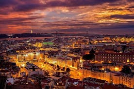 Fado-diner en 's nachts Lissabon
