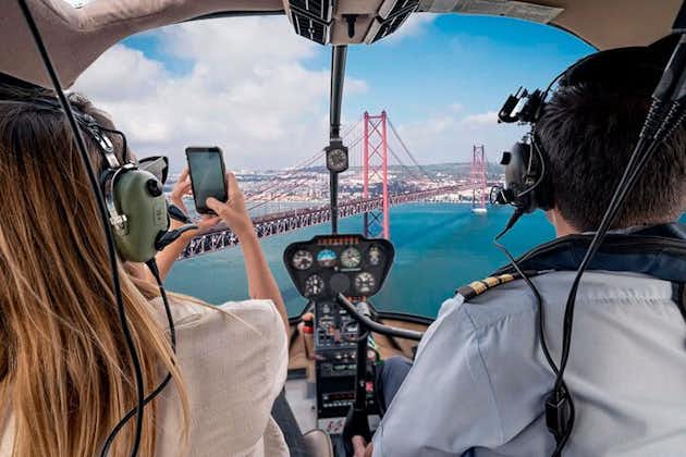 Lisboa 360º: vuelo en helicóptero, paseo en barco y paseo por el casco antiguo