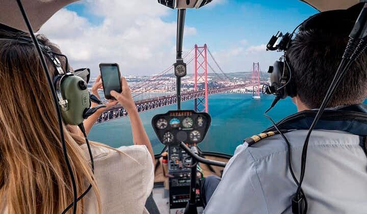 Lisboa 360º: vuelo en helicóptero, paseo en barco y paseo por el casco antiguo