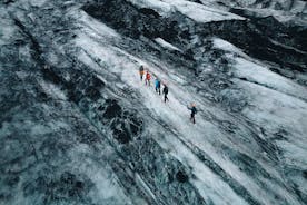 Sólheimajökullプライベートツアーでの氷河アドベンチャー
