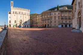Gita di un giorno: tour privato di Gubbio con pranzo in cantina + giro a cavallo