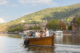 Giro in barca con barche di legno centenarie sull'Heidelberg Neckar