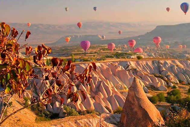 Excursion de 2 jours et 1 nuit en Cappadoce au départ d'Istanbul en avion avec tour en montgolfière en option