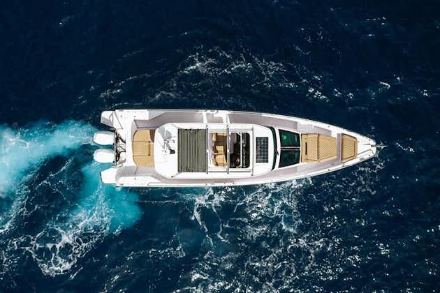 Paradis à Santorin : l'ultime croisière privée en yacht à moteur