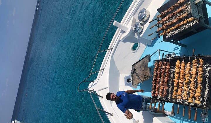 Barbacoa Demetris Chara. Paseos en barco por la laguna azul con barbacoa