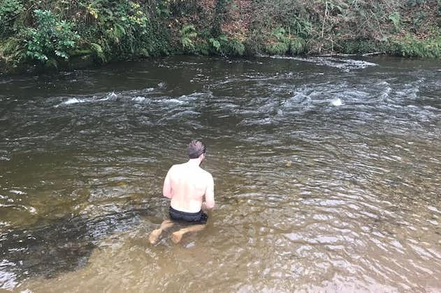 Waldholzbefeuerte Sauna und Schwimmen im Fluss im kalten Wasser