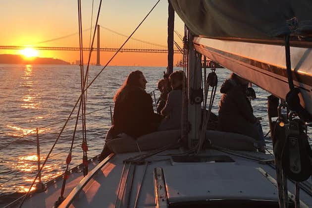 Tour in barca a vela di Lisbona Sunset Sensations con vino bianco o rosato e snack