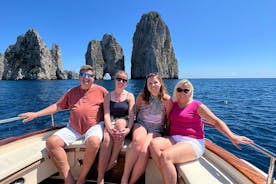 Excursion privée de 3 heures en bateau à Capri avec pâtes et prosecco