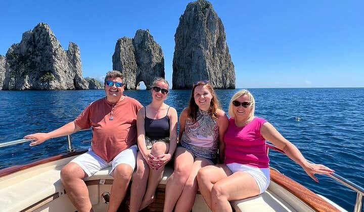 3 Hours Private Capri Boat Tour with Pasta and Prosecco