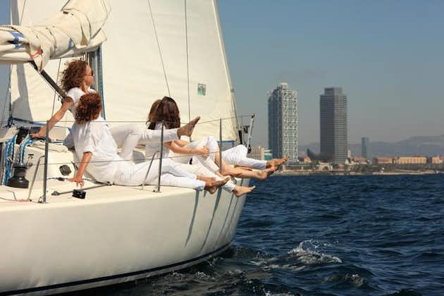 Tour in barca a vela a Barcellona per piccoli gruppi