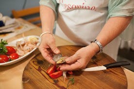 在普莱亚诺当地人的家中进行市场参观和烹饪课程，包括午餐或晚餐