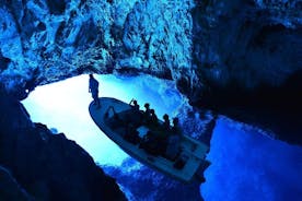 Excursion d'une journée complète en hors-bord à la découverte de 5 îles, de la grotte bleue et de Hvar au départ de Split 