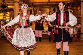 Cena tradicional polaca con espectáculo folclórico y transporte desde Cracovia