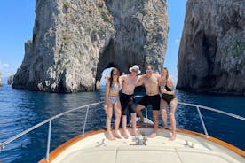 Tour privado en barco guiado de día completo en Capri