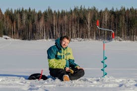 Erste Erfahrung beim Eisfischen in Rovaniemi