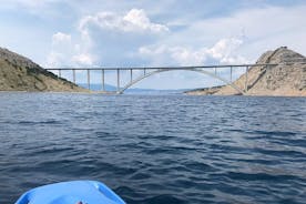 Expérience d'une demi-journée en kayak sous le pont de Krk à Omišalj