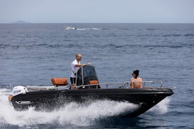 サントリーニ島ライセンスフリーでのボートレンタル