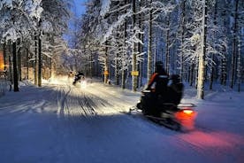 Snøscootersafari om kvelden i Rovaniemi