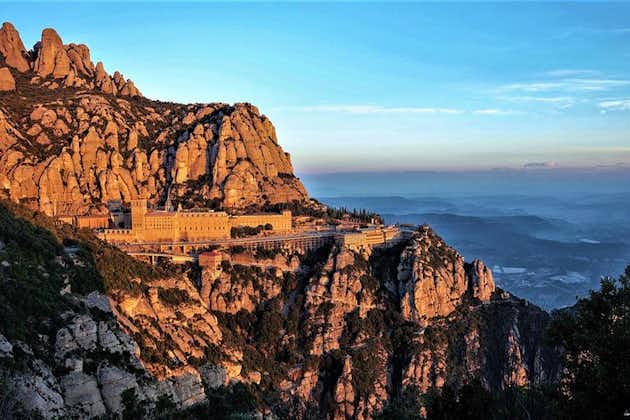 Randonnée facile à Montserrat et à Sitges avec transfert depuis l'hôtel au départ de Barcelone