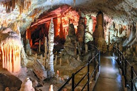 Postojna-grottan och Predjama-slottet - Entrébiljetter ingår