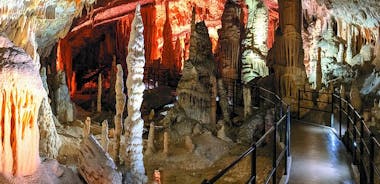 Postojna-grottan och Predjama-slottet - Entrébiljetter ingår