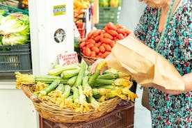 Marknadsturné och lunch eller middag hemma hos en lokal i Ostuni