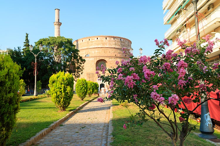 Photo of beautiful Rotonda in Thessaloniki on a hot sunny summer day.